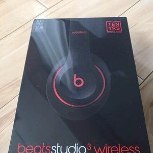 Studio 3 wireless beats by Dre